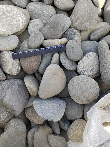 Kamenclub.ru: Галька речная плоская (серо-белая) фр. 70-120 мм. купить  в Санкт-Петербурге галька галечник речной серый, белый окатанная плоская  природная галька 9000 руб/т   фото КАМЕНЬ КЛУБ
