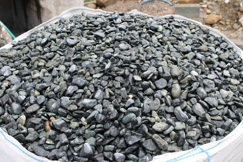 Kamenclub.ru: Щебень галтованный зеленый (змеевик) фр. 20-40 мм.  купить в Санкт-Петербурге мрамор зеленый, салатовый оголтованный щебень мраморный 12500 руб/т   фото КАМЕНЬ КЛУБ