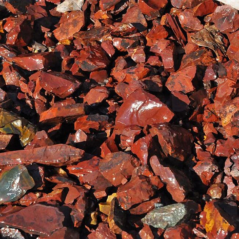 Kamenclub.ru: Щебень крошка красный (ЯШМА) фр. 5-10 мм.  купить в Санкт-Петербурге крошка каменная яшмы красный, бордовый, темно-красный декоративная крошка ландшафтная каменная яшмоидная 8500 руб/т   фото КАМЕНЬ КЛУБ