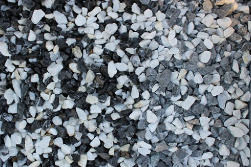 Kamenclub.ru: Мраморная крошка (щебень крошка микс : черный-белый) фр. 10-20 мм.  купить в Санкт-Петербурге мрамор белый, черный каменная декоративная крошка ландшафтная 12000 руб/т   фото КАМЕНЬ КЛУБ