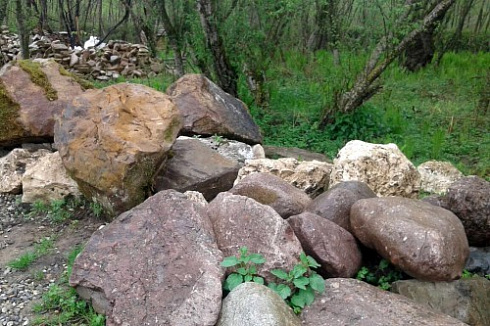 Kamenclub.ru: Конгломераты фр. 300-1000 мм.  купить в Санкт-Петербурге кварц мрамор диабаз коричневый, серый зеленоватый речной валун крупный 6500 руб/т   фото КАМЕНЬ КЛУБ