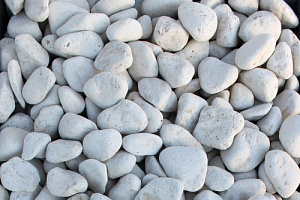 Kamenclub.ru: Щебень галтованный белый (мрамор) фр.5-10 мм.  купить в Санкт-Петербурге мрамор белый, айвори, молочный каменная мраморная декоративная ландшафтная крошка 17000 руб/т   фото КАМЕНЬ КЛУБ