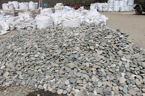 Kamenclub.ru: Галька речная плоская (серо-белая) фр. 70-120 мм. купить  в Санкт-Петербурге галька галечник речной серый, белый окатанная плоская  природная галька 9000 руб/т   фото КАМЕНЬ КЛУБ