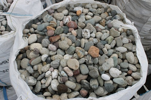 Kamenclub.ru: Галька окат (цветная картошка) фр. 50-100 мм. купить  в Санкт-Петербурге галька природная окатанная серый белый цветной синий темно-серый коричневый округлый галечник окатанный 6800 руб/т   фото КАМЕНЬ КЛУБ