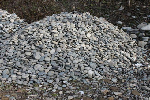 Kamenclub.ru: Галька речная плоская (ассорти) фр. 70-150 мм. купить  в Санкт-Петербурге галька галечник серый белый темно-серый синий светло-серый плоская природная галька  9000 руб/т   фото КАМЕНЬ КЛУБ