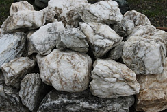 Kamenclub.ru: Мраморизированный известняк фр. 100-500 мм.  купить в Санкт-Петербурге известняк серый белый темно-серый сероватый валун природного образования окатанный 10500 руб/т   фото КАМЕНЬ КЛУБ