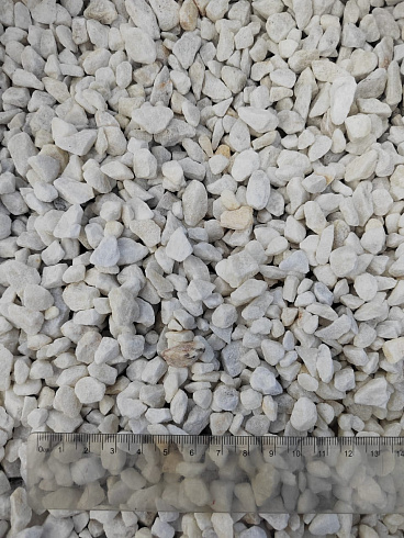 Kamenclub.ru: Мраморная крошка, щебень, цвет-белый, фр. 5-10 мм.  купить в Санкт-Петербурге мрамор белый, айвори, молочный мраморная каменная крошка ландшафтная 12000 руб/т   фото КАМЕНЬ КЛУБ