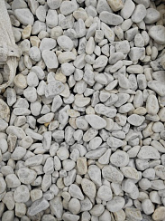 Kamenclub.ru: Мраморная крошка (щебень галтованный белый) фр.40-70 мм.  купить в Санкт-Петербурге мрамор белый молочный айвори окатанный округлый природный камень 17000 руб/т   фото КАМЕНЬ КЛУБ