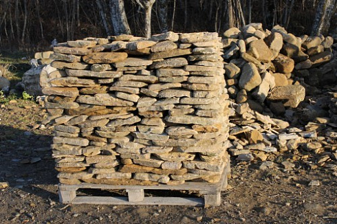 Kamenclub.ru: Песчаник колотый для облицовки (фр. 2-3 см)  купить в Санкт-Петербурге песчаник бежевый серый рыжий песчаник строительный 5000 руб/т   фото КАМЕНЬ КЛУБ