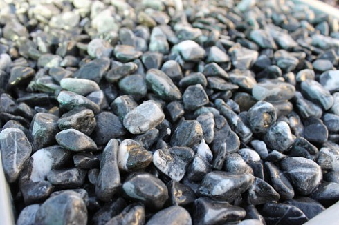 Kamenclub.ru: Щебень галтованный черный (мрамор) фр.10-20 мм.  купить в Санкт-Петербурге мрамор черный с белыми прожилками, черный, белый окатанный округлый ландшафтный декоративный щебень 15000 руб/т   фото КАМЕНЬ КЛУБ