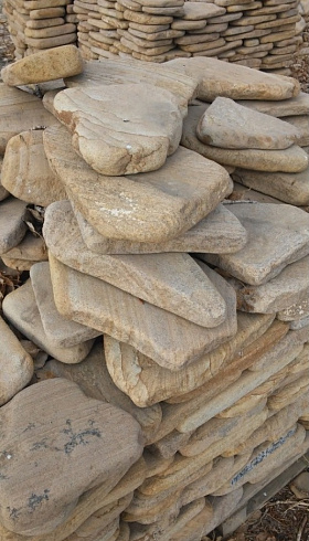 Kamenclub.ru: Песчаник пластушка галтованный желтый с рисунком (3 см)  купить в Санкт-Петербурге плитняк - пластушка желтый песчаник 21000 руб/м3   фото КАМЕНЬ КЛУБ