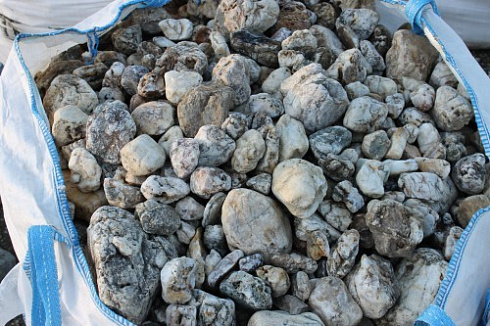 Kamenclub.ru: Кварцевый валунчик фр.100-300 мм.  купить в Санкт-Петербурге кварц белый, бежевый молочный рыжий крупный природный камень галечник 7850 руб/т   фото КАМЕНЬ КЛУБ