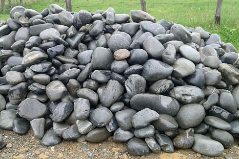 Kamenclub.ru: Темно-серый валунчик фр.100-300 мм.  купить в Санкт-Петербурге крупный природный камень серый, темно-серый, светло-серый речная галька большого размера окатанная 4500 руб/т   фото КАМЕНЬ КЛУБ