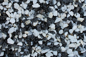 Kamenclub.ru: Мраморная крошка (щебень крошка микс : черный-белый) фр. 10-20 мм.  купить в Санкт-Петербурге мрамор белый, черный каменная декоративная крошка ландшафтная 12000 руб/т   фото КАМЕНЬ КЛУБ