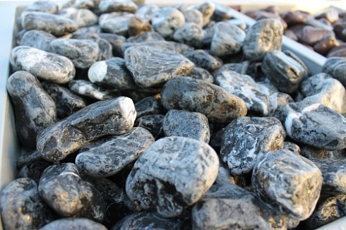 Kamenclub.ru: Щебень галтованный черный (мрамор) фр. 50-100 мм.  купить в Санкт-Петербурге мрамор черный с белыми прожилками щебень ландшафтный мраморный 15000 руб/т   фото КАМЕНЬ КЛУБ