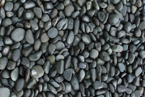 Kamenclub.ru: Галька речная окат (темно-серая) фр. 70-150 мм. купить  в Санкт-Петербурге галька речная темно-серая, синяя, серая речная галька округлая  8000 руб/т   фото КАМЕНЬ КЛУБ