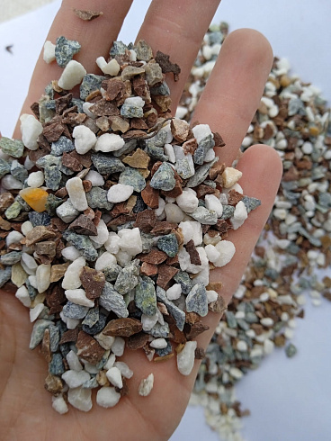 Kamenclub.ru: Мраморная крошка (щебень галтованный микс:: белый-черный) фр.5-10 мм  купить в Санкт-Петербурге мрамор белый, черный, молочный, серый галтовка мраморная окатанная декоративная ландшафтная 15500 руб/т   фото КАМЕНЬ КЛУБ