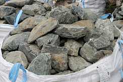 Kamenclub.ru: Гранит скальник (серо-зеленый) фр. 100-500 мм.  купить в Санкт-Петербурге гранит зеленый, серый, салатовый крупный ландшафтный валун 6 000 руб/т   фото КАМЕНЬ КЛУБ