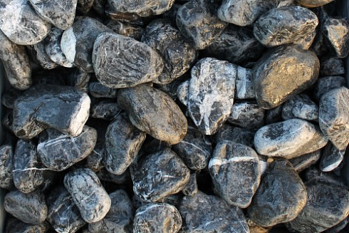 Kamenclub.ru: Щебень галтованный черный (мрамор) фр. 50-100 мм.  купить в Санкт-Петербурге мрамор черный с белыми прожилками щебень ландшафтный мраморный 15000 руб/т   фото КАМЕНЬ КЛУБ