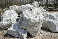 Kamenclub.ru: Мраморизированный известняк фр.500-1500 мм.  купить в Санкт-Петербурге    10000 руб/т   фото КАМЕНЬ КЛУБ