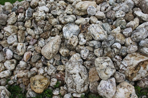 Kamenclub.ru: Кварцевый валунчик фр.100-300 мм.  купить в Санкт-Петербурге кварц белый, бежевый молочный рыжий крупный природный камень галечник 7850 руб/т   фото КАМЕНЬ КЛУБ