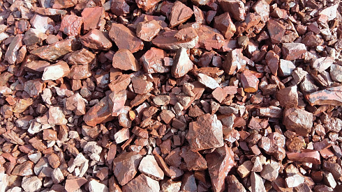 Kamenclub.ru: Щебень крошка красный (ЯШМА) фр. 20-40 мм.  купить в Санкт-Петербурге яшма красный, бордовый декоративный ландшафтный щебень 9000 руб/т   фото КАМЕНЬ КЛУБ