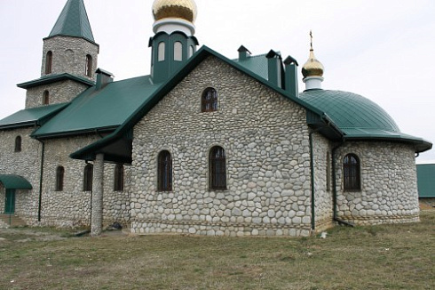 Kamenclub.ru: Галька речная плоская (бело-серая) фр. 100-200-300 мм. купить  в Санкт-Петербурге галька речная плоская серый, белый, бело-серый, серо-белый речная галька плоская  9000 руб/т   фото КАМЕНЬ КЛУБ