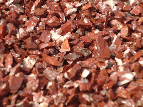 Kamenclub.ru: Щебень крошка красный (ЯШМА) фр. 20-40 мм.  купить в Санкт-Петербурге яшма красный, бордовый декоративный ландшафтный щебень 9000 руб/т   фото КАМЕНЬ КЛУБ