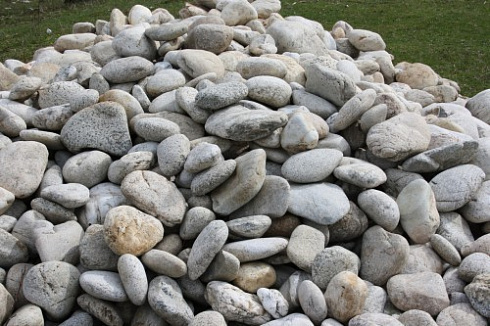 Kamenclub.ru: Бело-серый валунчик фр.100-300 мм.  купить в Санкт-Петербурге крупный камень для ландшафта серый, белый бело-серый валун крупная галька 4500 руб/т   фото КАМЕНЬ КЛУБ