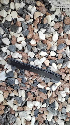 Kamenclub.ru: Мраморная крошка (щебень галтованный микс:белый-зеленый-розовый) фр.20-40 мм.  купить в Санкт-Петербурге мрамор белый, зеленый, розовый мрамор декоративный (галтовка) 15500 руб/т   фото КАМЕНЬ КЛУБ