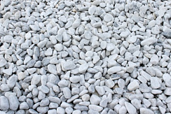 Kamenclub.ru: Мраморная крошка (щебень галтованный белый) фр.10-20 мм.  купить в Санкт-Петербурге мрамор белый, молочный, айвори окатанный округлый декоративный ландшафтный щебень 17000 руб/т   фото КАМЕНЬ КЛУБ
