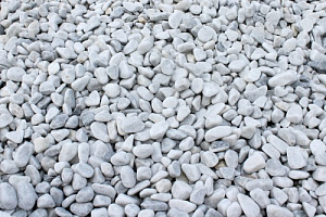Kamenclub.ru: Мраморная крошка (щебень галтованный белый) фр.10-20 мм.  купить в Санкт-Петербурге мрамор белый, молочный, айвори окатанный округлый декоративный ландшафтный щебень 17000 руб/т   фото КАМЕНЬ КЛУБ
