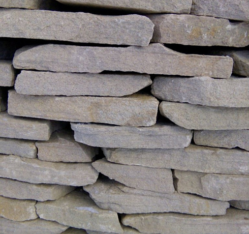 Kamenclub.ru: Песчаник пластушка светло-серый (3,0 см)  купить в Санкт-Петербурге песчаник светло-серый, серый песчаник рваный ландшафтный колотый 13800 руб/м3   фото КАМЕНЬ КЛУБ