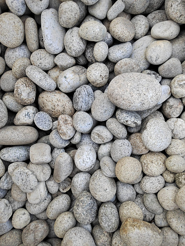 Kamenclub.ru: Галька речная окат (серо-белая) фр. 70-120 мм купить  в Санкт-Петербурге галька галечник бело-серая, серо-белая, серая, белая речная природная галька  8000 руб/т   фото КАМЕНЬ КЛУБ