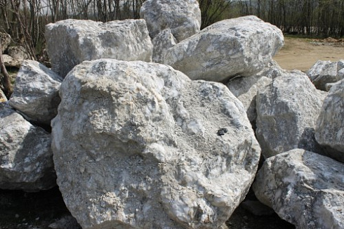 Kamenclub.ru: Мраморизированный известняк фр.500-1500 мм.  купить в Санкт-Петербурге    10000 руб/т   фото КАМЕНЬ КЛУБ