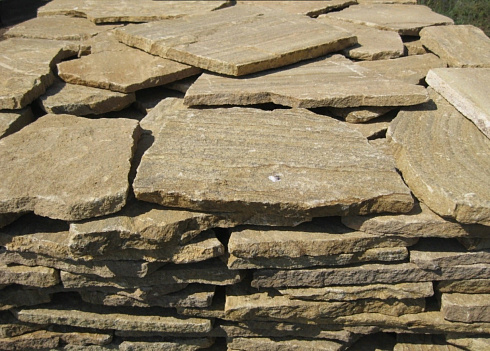 Kamenclub.ru: Песчаник пластушка желтый с рисунком (3 см)  купить в Санкт-Петербурге песчаник желтый с рисунком, рыжий, желтый песчаник пластушка ландшафтная рваная 8 500 руб/м3   фото КАМЕНЬ КЛУБ