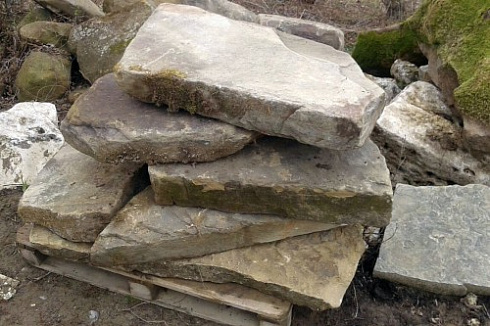 Kamenclub.ru: Песчаник плиты - плахи - пошаговые дорожки (фр. 70-150 мм)  купить в Санкт-Петербурге песчаник серый бежевый желтый зеленый колотый песчаник строительный 6500 руб/т   фото КАМЕНЬ КЛУБ