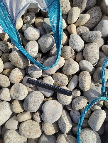 Kamenclub.ru: Галька речная окат (серо-белая) фр. 70-120 мм купить  в Санкт-Петербурге галька галечник бело-серая, серо-белая, серая, белая речная природная галька  8000 руб/т   фото КАМЕНЬ КЛУБ