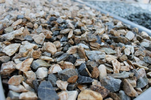 Kamenclub.ru: Мраморная крошка (щебень крошка медовый), фр. 10-20 мм.  купить в Санкт-Петербурге песчаник бежевый, серый каменная ландшафтная крошка  12000 руб/т   фото КАМЕНЬ КЛУБ