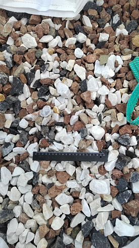 Kamenclub.ru: Мраморная крошка (щебень галтованный микс:белый-зеленый-розовый) фр.20-40 мм.  купить в Санкт-Петербурге мрамор белый, зеленый, розовый мрамор декоративный (галтовка) 15500 руб/т   фото КАМЕНЬ КЛУБ