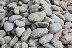 Kamenclub.ru: Бело-серый валунчик фр.100-300 мм.  купить в Санкт-Петербурге крупный камень для ландшафта серый, белый бело-серый валун крупная галька 4500 руб/т   фото КАМЕНЬ КЛУБ