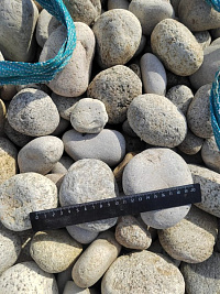 Kamenclub.ru: Галька речная окат (серо-белая) фр. 70-120 мм купить  в Санкт-Петербурге галька галечник бело-серая, серо-белая, серая, белая речная природная галька  8000 руб/т   фото КАМЕНЬ КЛУБ