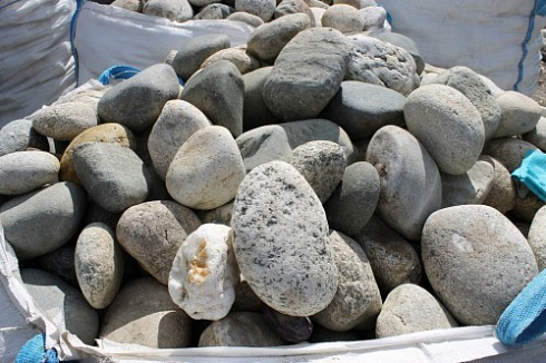 Kamenclub.ru: Речной валун (Ассорти) фр.100-300 мм.  купить в Санкт-Петербурге галечник серый, темно-серый, светло-серый речная галька крупных размеров 4200 руб/т   фото КАМЕНЬ КЛУБ