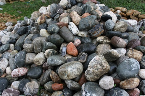 Kamenclub.ru: Ландшафтные валунчики фр.100-500 мм.  купить в Санкт-Петербурге крупный природный камень серый, темно-серый, светло-серый речной валун крупный 4800 руб/т   фото КАМЕНЬ КЛУБ