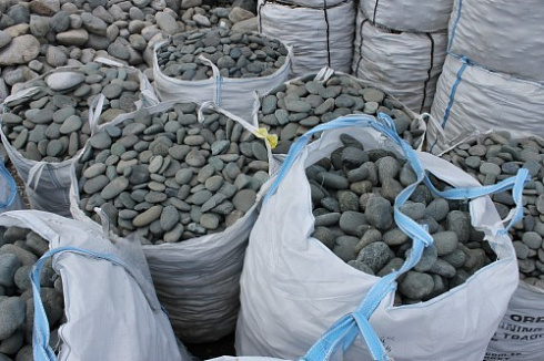 Kamenclub.ru: Темно-серый валунчик фр.100-300 мм.  купить в Санкт-Петербурге крупный природный камень серый, темно-серый, светло-серый речная галька большого размера окатанная 4500 руб/т   фото КАМЕНЬ КЛУБ