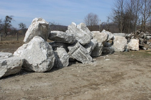 Kamenclub.ru: Мраморизированный известняк фр.500-1500 мм.  купить в Санкт-Петербурге    10000 руб/т   фото КАМЕНЬ КЛУБ