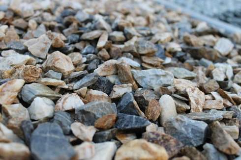 Kamenclub.ru: Мраморная крошка (щебень крошка медовый), фр. 10-20 мм.  купить в Санкт-Петербурге песчаник бежевый, серый каменная ландшафтная крошка  12000 руб/т   фото КАМЕНЬ КЛУБ