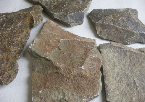 Kamenclub.ru: Песчаник пластушка "фонтанка" серо-зеленая (3,0-5,0 см)  купить в Санкт-Петербурге песчаник серо-зеленая колотые плитки облицовочные пластушки 11400 руб/м3   фото КАМЕНЬ КЛУБ