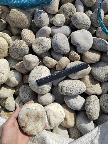 Kamenclub.ru: Галька речная окат (серо-белая) фр. 70-120 мм купить  в Санкт-Петербурге галька галечник бело-серая, серо-белая, серая, белая речная природная галька  8000 руб/т   фото КАМЕНЬ КЛУБ