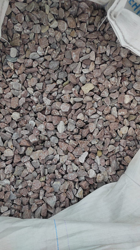 Kamenclub.ru: Мраморная крошка (щебень галтованный розовый) фр.20-40 мм.  купить в Санкт-Петербурге мрамор розовый, красный оголтованный округлый щебень  15000 руб/т   фото КАМЕНЬ КЛУБ